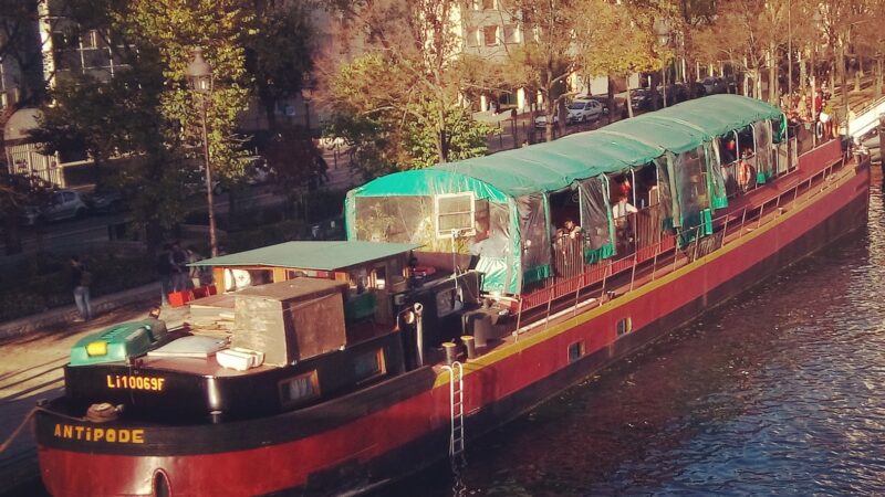 Sunday walk on the parisians canal