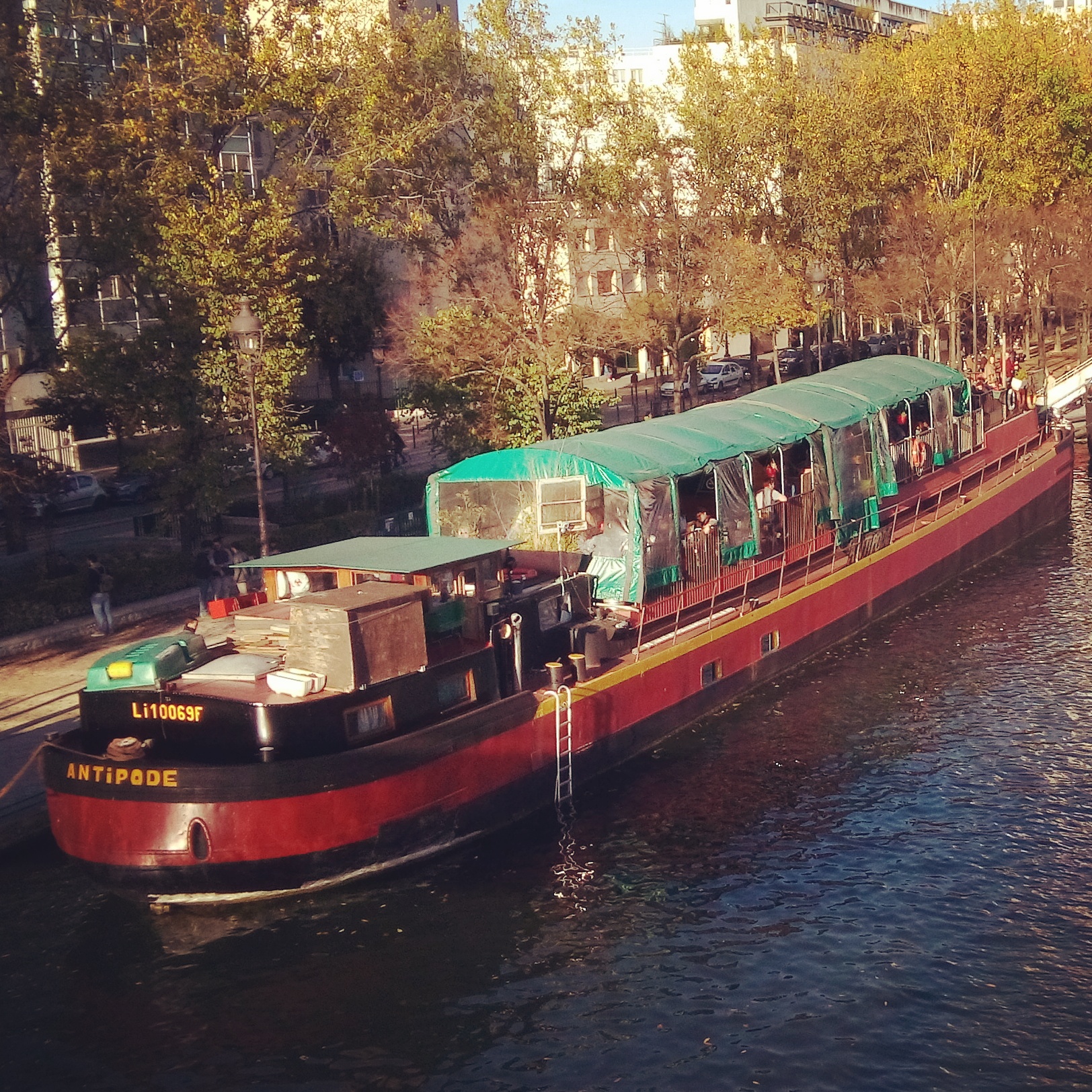 Sunday walk on the parisians canal