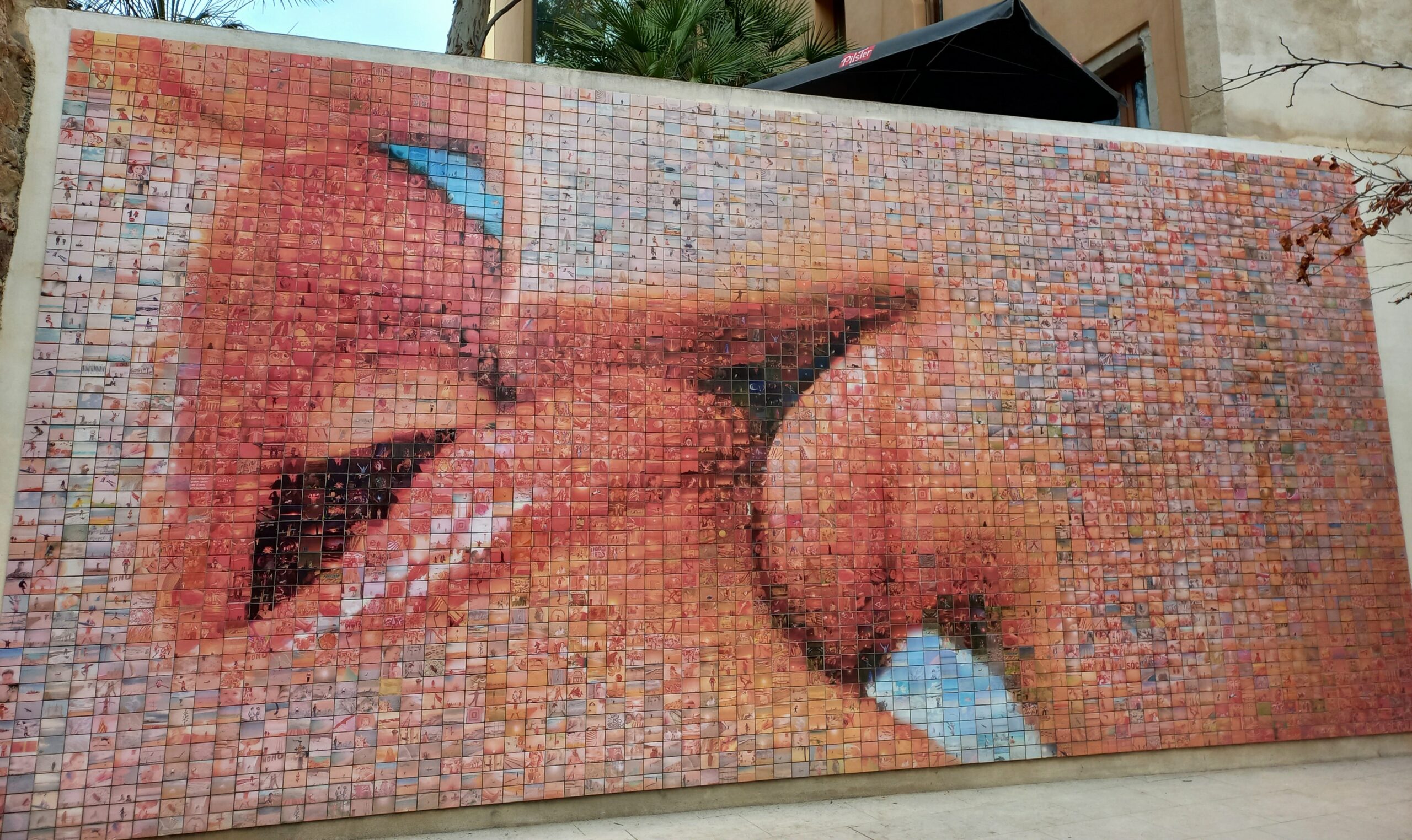 The Kiss mural in Barcelona